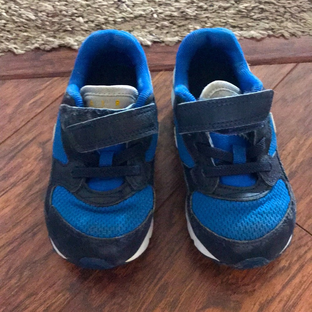 Nike sneakers sz 7c